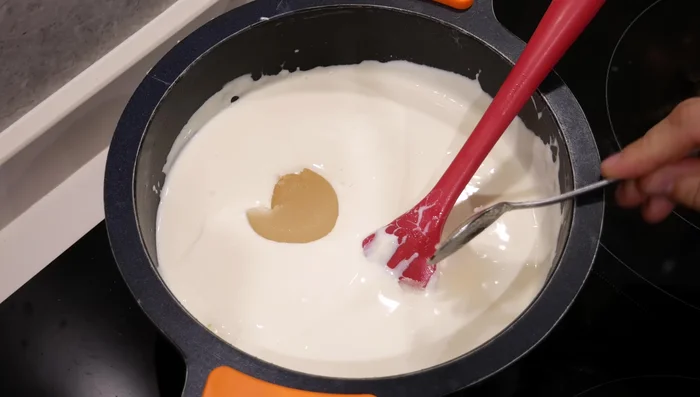 Añade la gelatina disuelta a la mezcla de queso y remueve bien. (148.84)