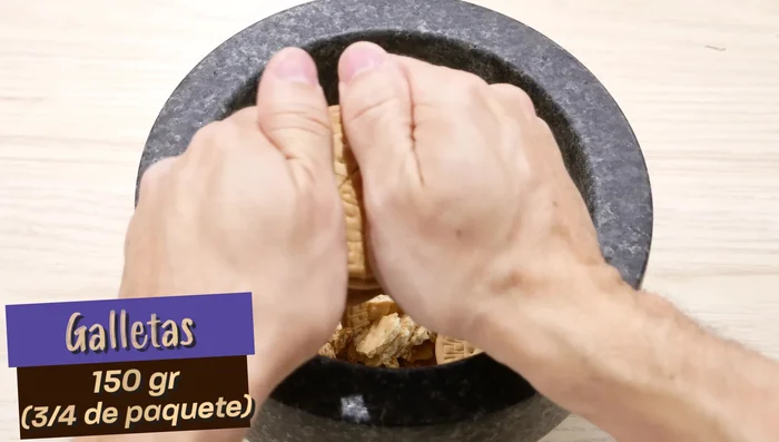 Machaca las galletas hasta obtener una textura arenosa. (29.0)