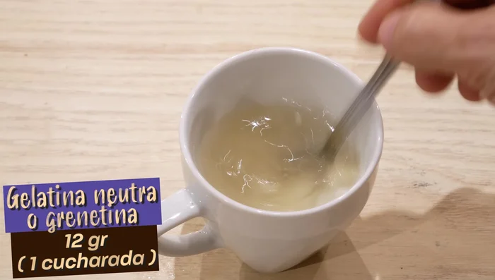 Disuelve la gelatina en agua caliente. (69.759)
