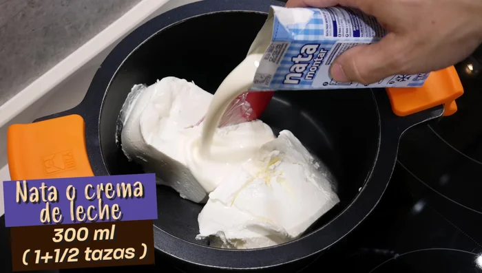 En una cazuela, mezcla el queso crema, la nata, la esencia de vainilla y la leche condensada. (82.28)