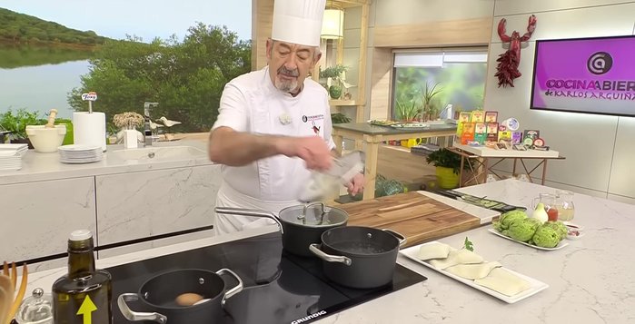 Cocer las alcachofas en agua hirviendo durante 15-18 minutos (o 4 minutos en olla express).