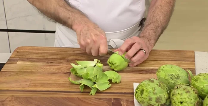 Limpiar y cortar las alcachofas.