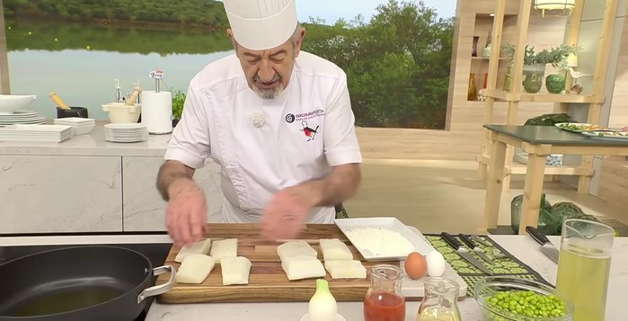 Enharinar las tajadas de bacalao y dorarlas en una cazuela con 4 cucharadas de aceite.