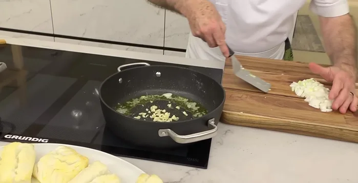 En la misma cazuela, pochar el ajo y la cebolleta picados.