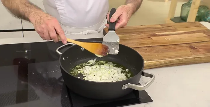 Pelar los huevos cocidos.