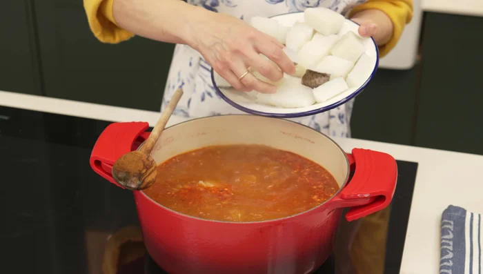 Añadir el bacalao troceado, las espinacas y cocinar tapado 12 minutos.
