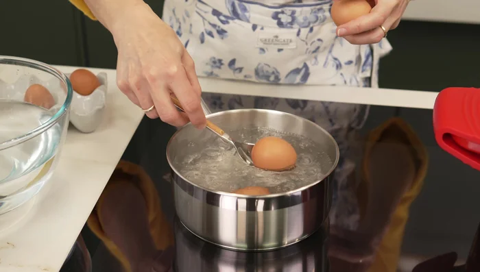 Cocer los huevos durante 12 minutos y pasarlos a agua fría.