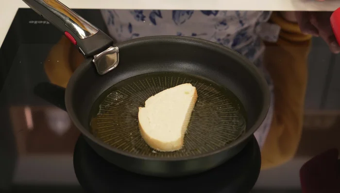 Preparar la majada en un mortero: ajo, azafrán, almendras tostadas, pan tostado y sal.
