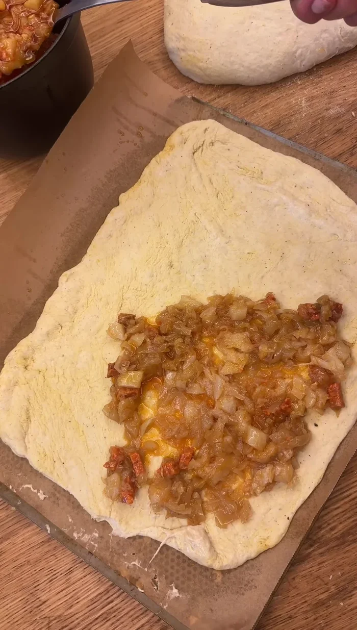 Agregar el relleno de bacalao (previamente preparado), que incluye sobrasada opcional.