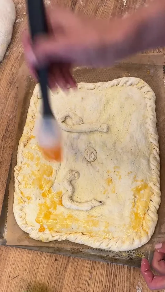 Pincelar con aceite (o leche, huevo, etc.) la empanada.