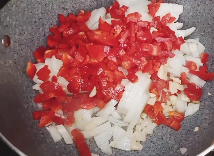 Agregar la carne a la cebolla rehogada. (108)