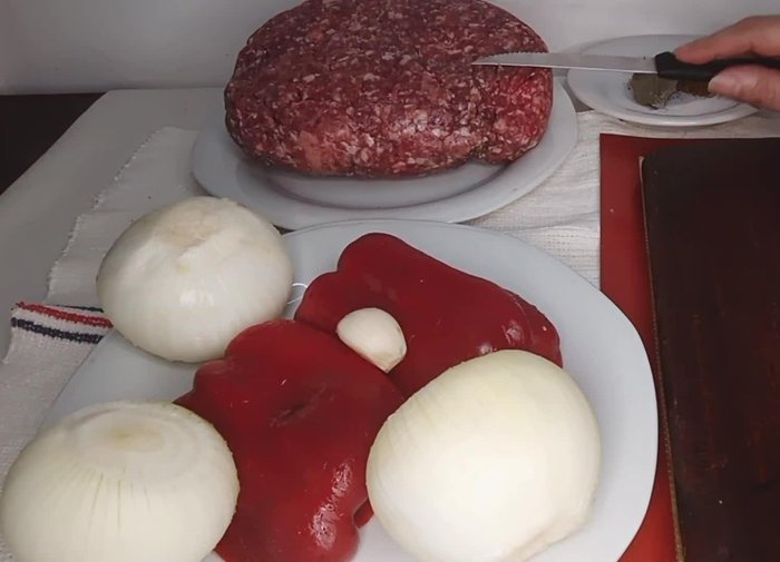 Cortar la cebolla en trozos pequeños. (5.72)