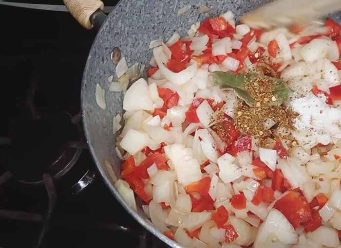 Cocinar hasta que la carne esté bien cocida. (121.479)