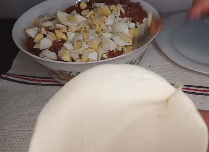 Picar los huevos duros y agregarlos al relleno. (177.879)