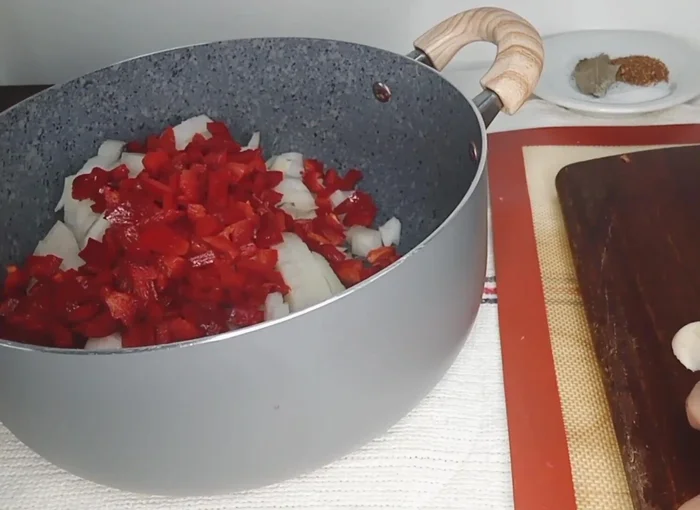 Cortar la carne en láminas y luego en cuadraditos. Retirar la nervadura. (81.799)