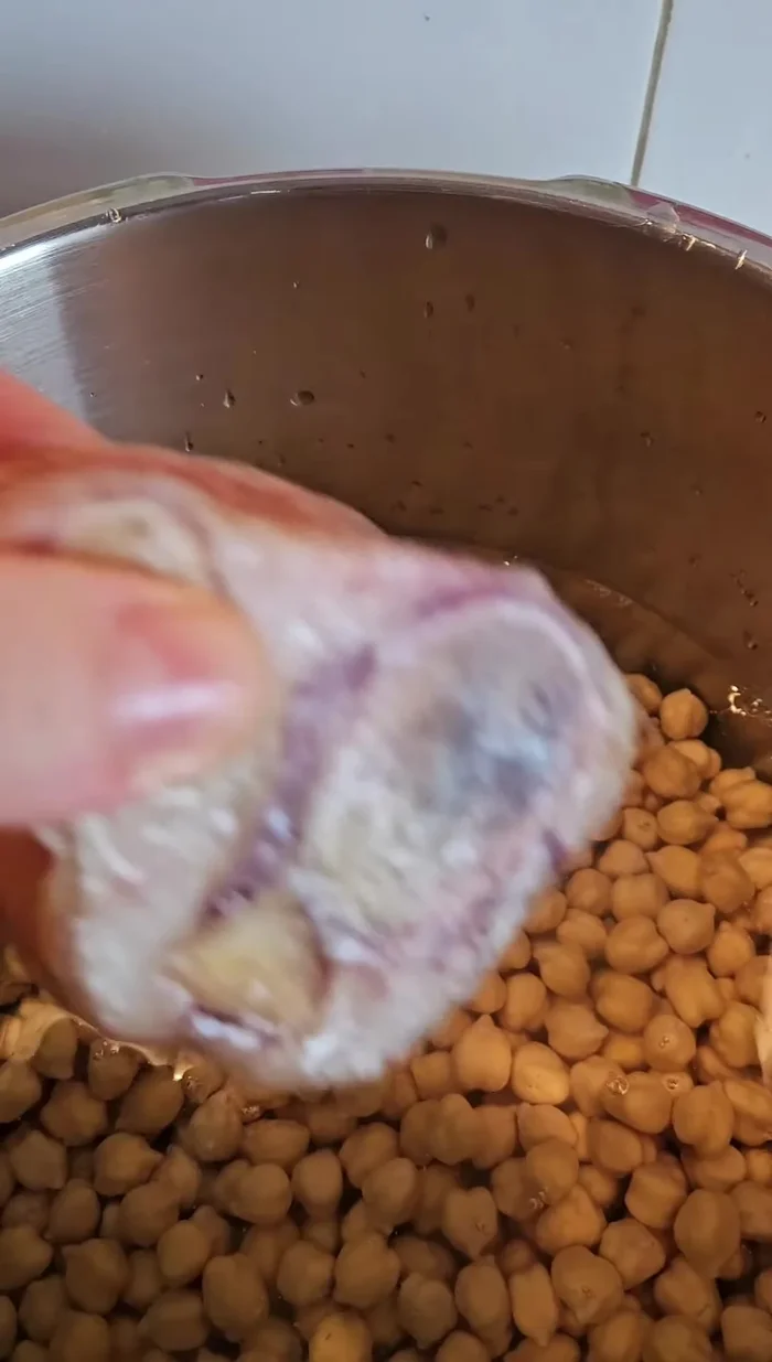 Añadir el hueso de jamón, la carne de ternera, la pechuga de pollo, la panceta salada y el chorizo a la olla.