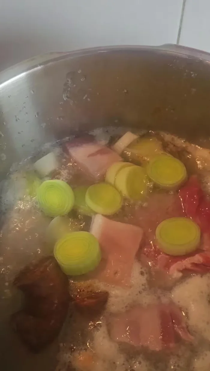 Incorporar las verduras: puerro, nabo, repollo, apio, patata, zanahoria y judías verdes.