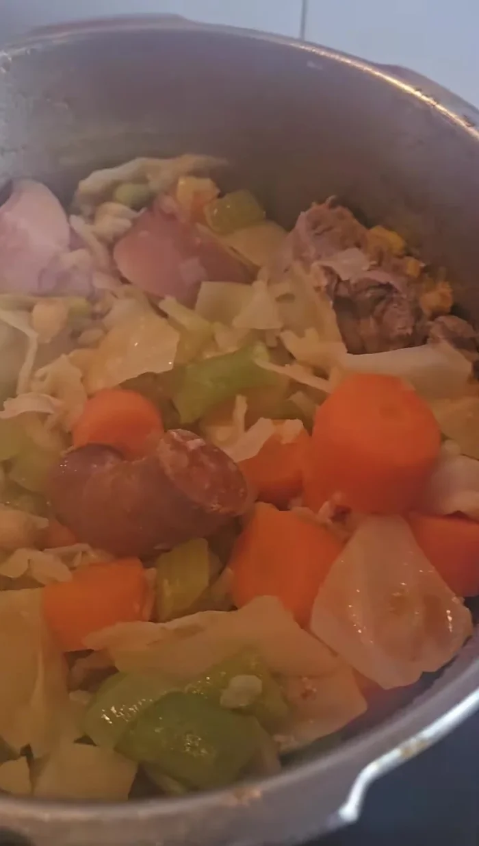 Añadir más agua al cocido y dejar hervir un rato más.