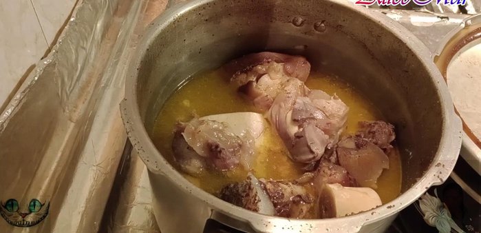 Una vez cocida la pata de res, vaciarla en otra olla.