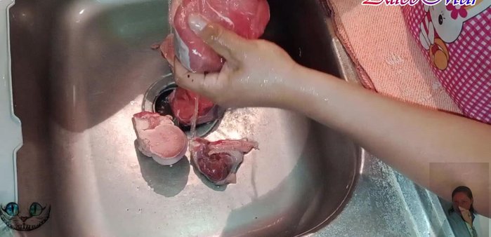 Enjuagar el chambarete y agregar a la olla express junto con cebolla, ajo, hierba buena, laurel y sal. Agregar agua, cubrir y cocinar por 40 minutos desde que empieza a sonar la válvula.
