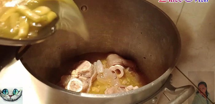 Agregar las verduras cocidas a la olla con el chambarete una vez que se haya enfriado.