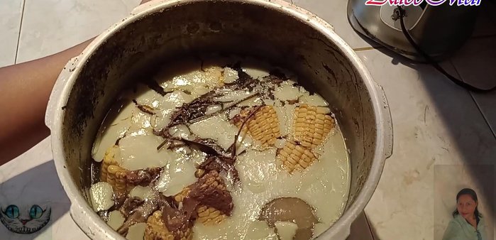 Vaciar la grasa de la carne a la olla y llevar a fuego bajo por 5 minutos. Probar la sazón.