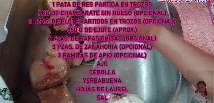 Enjuagar la pata de res y los huesos con perejil.