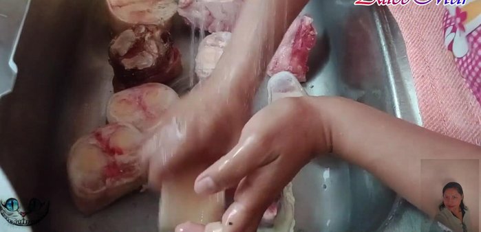 Colocar la pata de res en la olla express, cubrir con agua y llevar a fuego alto. Tapar. Una vez que empieza a sonar la válvula, cocinar por 1 hora y media.