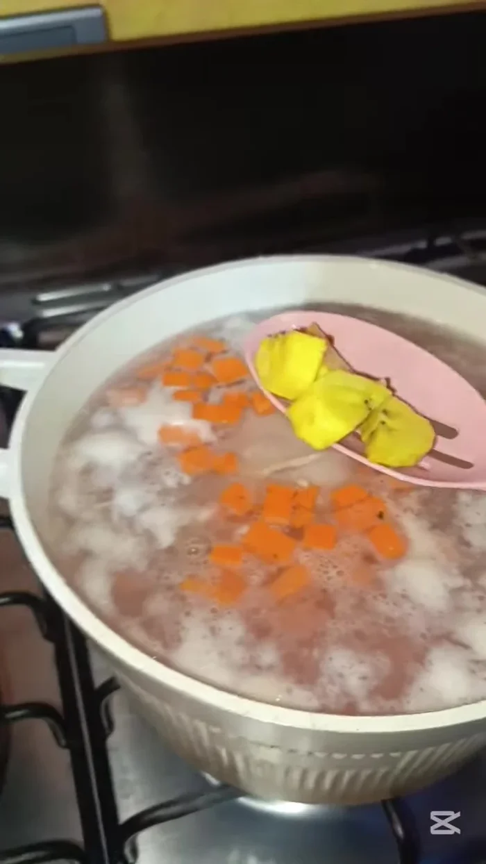 Pasar el plátano por agua hervida antes de agregarlo a la sopa para evitar que se oscurezca.