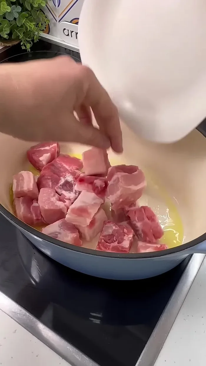 En una olla, sofreír las costillas con sal y pimienta hasta dorarlas.
