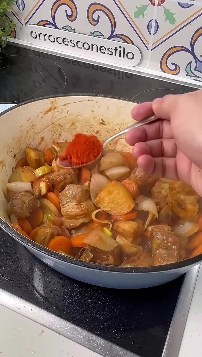 Incorporar el tomate rallado, pimentón dulce, agua y cocer a fuego medio durante una hora.