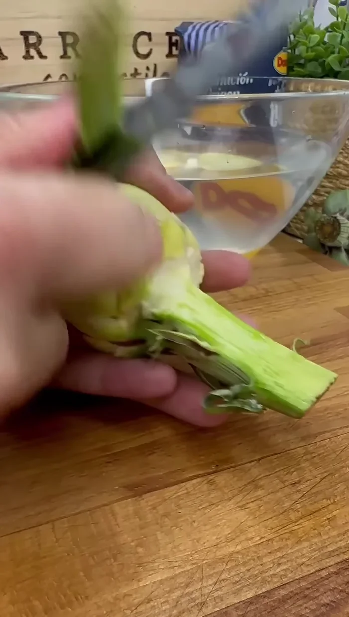 Limpiar y cortar las alcachofas en trozos pequeños. Rallar el tomate y la cebolla.