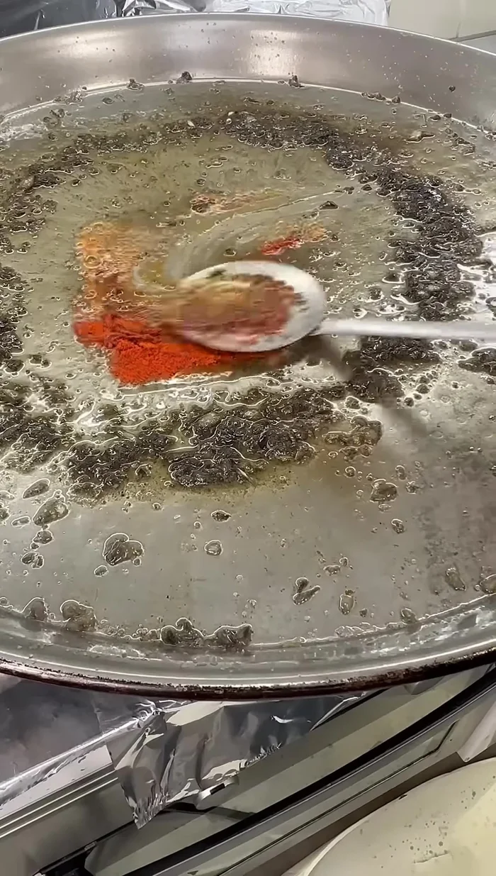 Incorporar el pimentón dulce, el tomate, una pizca de sal y medio vaso de vermut rojo. Dejar reducir.