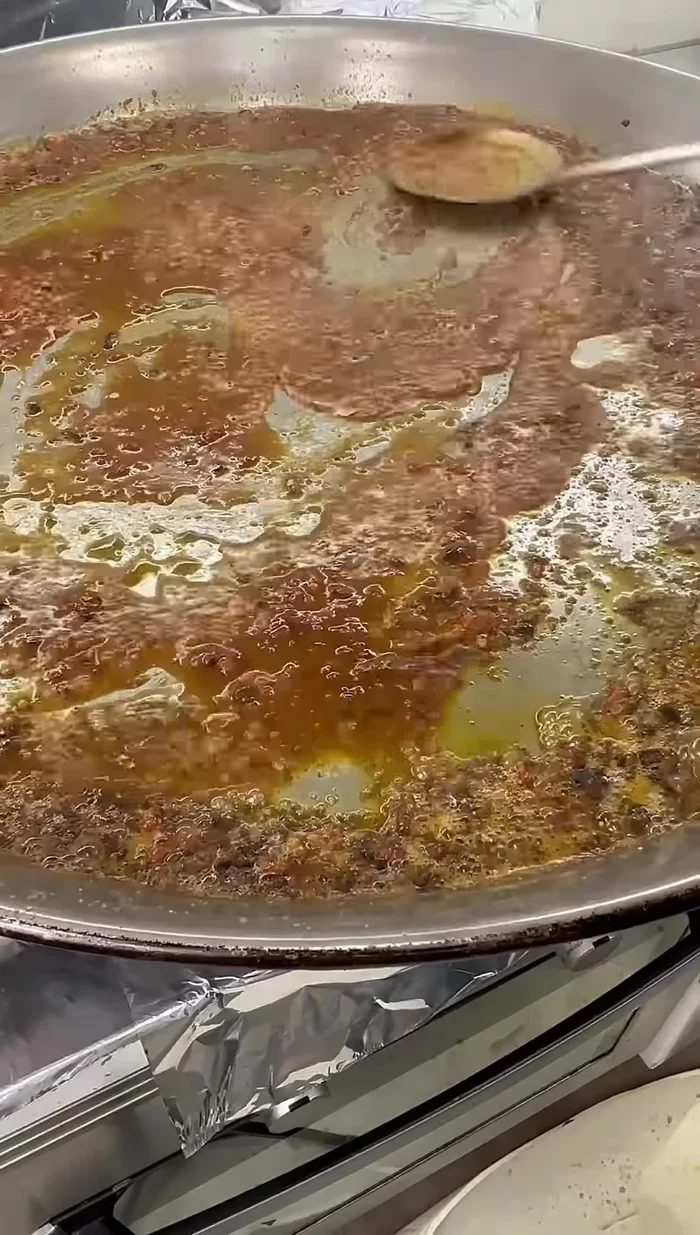 Añadir el caldo colado a la paella. Una vez que hierva, agregar el azafrán y el arroz DUXA.