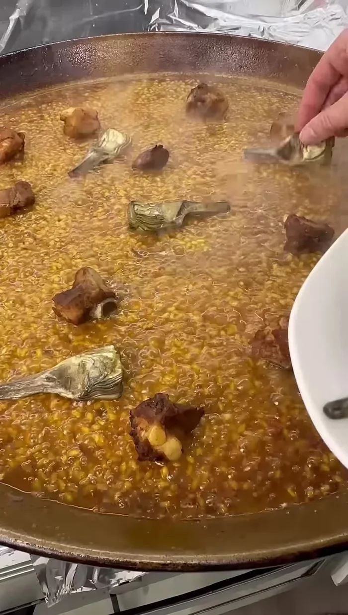 Rectificar la sal y añadir las costillas cocidas y las alcachofas reservadas.