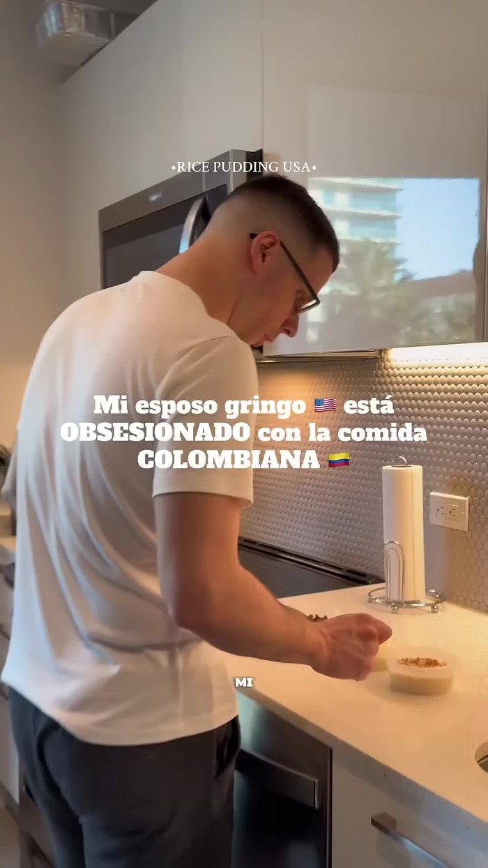 En una olla, combinar el arroz, la leche y el azúcar. La cantidad de cada ingrediente dependerá de la cantidad de arroz con leche que desee preparar.
