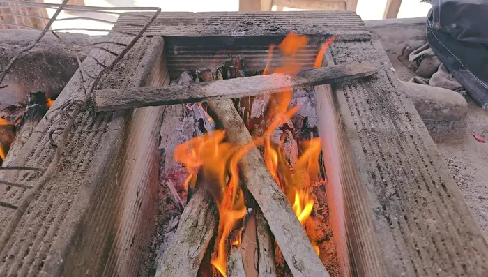 Picar la cebolla morada y triturar el ajo. (Mientras se atiza el fogón)