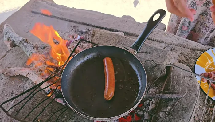 Agregar el chorizo de res entero a la sartén, aprovechando la grasa de la tocineta.