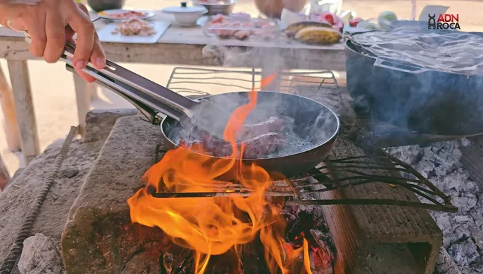 Una vez que el chorizo de res esté dorado, agregar el chorizo de cerdo picado.
