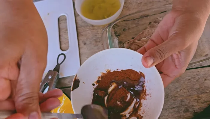 Barnizar la costilla de cerdo con una mezcla de pimentón y aceite.