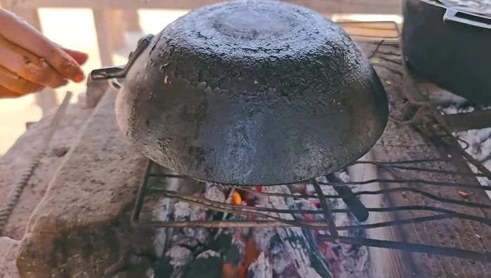 Ahumar la costilla en un recipiente de aluminio tapado, sobre un fogón con fuego indirecto.
