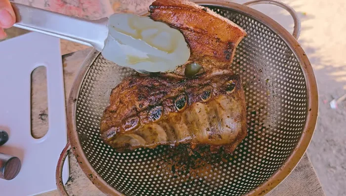 Una vez ahumada, dorar la costilla en la grasa de la tocineta.
