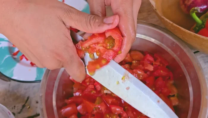 Preparar el hogado: sofreír la cebolla, luego agregar el pimentón y el tomate picado. Triturar el tomate cuando esté blando.