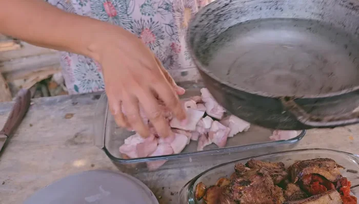 Preparar los chicharrones: lavar el cerdo con limón, sazonarlo con sal, ajo y un poco de agua. Freír hasta que estén crocantes.