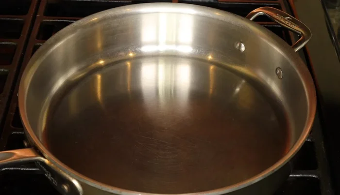 Calienta una sartén ancha con aceite (vegetal o de coco).