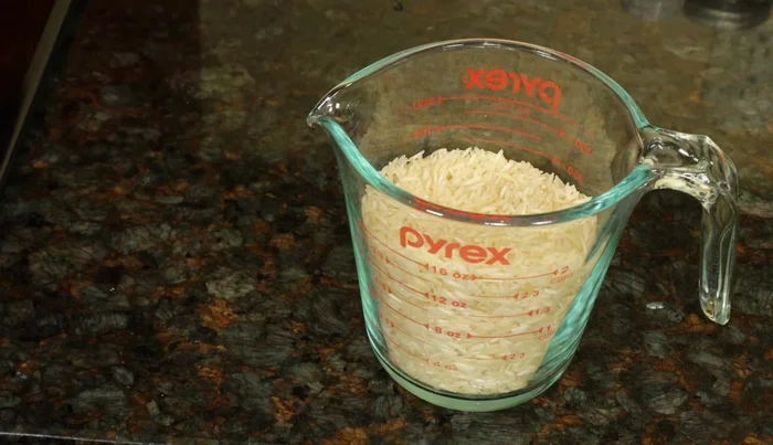 Enjuaga el arroz varias veces. Ponlo en una olla con agua a hervir.