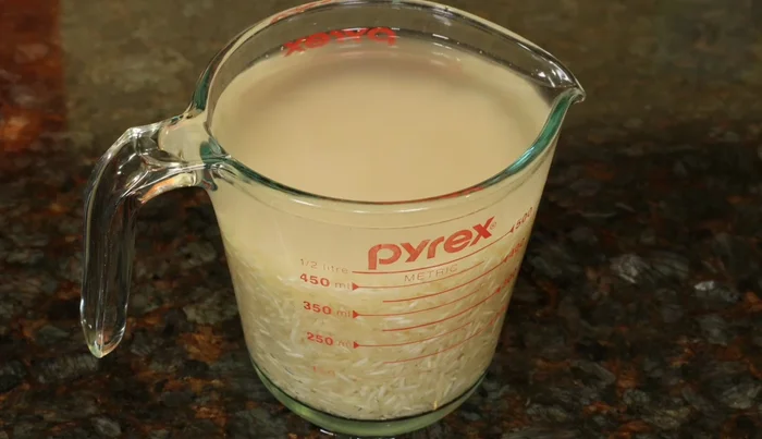 Puedes dejar el arroz remojando en agua mientras el agua hierve para que se cocine más rápido.
