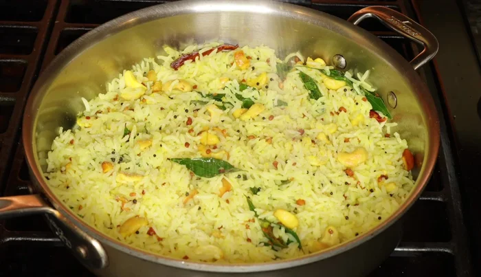 Prueba el arroz y ajusta la sal y el jugo de limón según tu gusto.