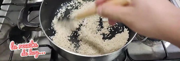 Agrega un poco de cebolla al arroz mientras se dora para que suelte su aroma.