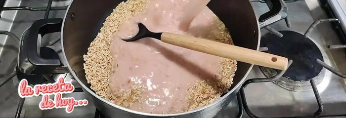 Agrega la mezcla licuada al arroz dorado.